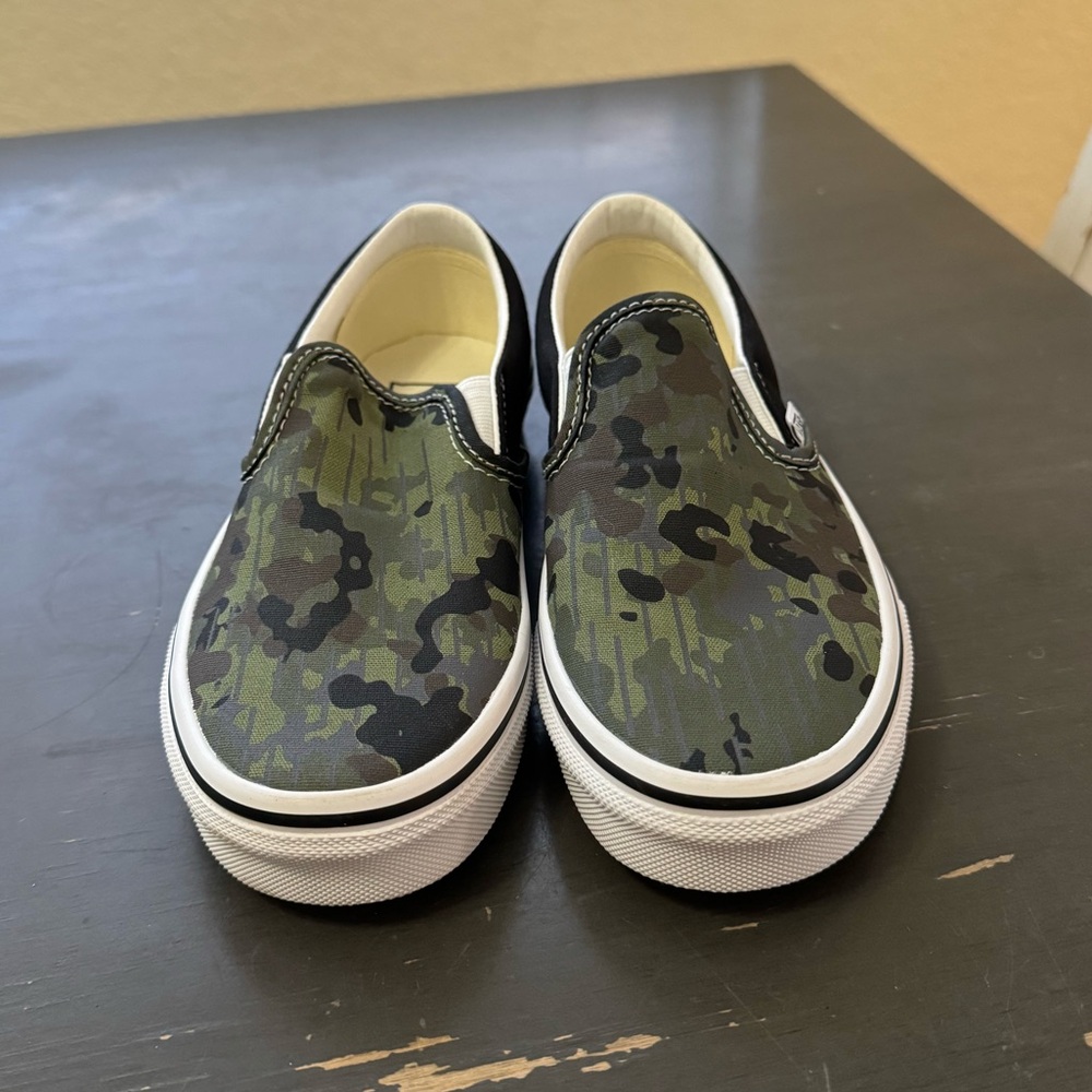 Vans - Classic Slip-On Black & Camo - Boys Size 4
